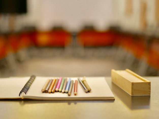 Livres et crayon sur fond en bois