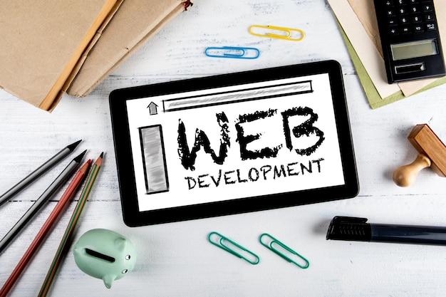 Les livres et les crayons de la tablette de développement Web sur le bureau du bureau