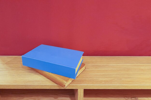 Livres debout sur un plancher en bois