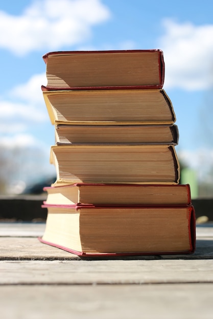 Livres debout sur une table