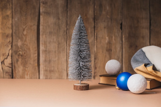 Livres et décorations d'arbre de Noël sur un fond en bois. Nouvelle année.
