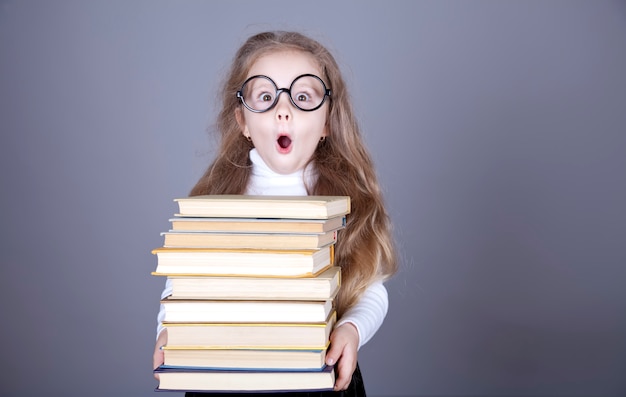 Livres d&#39;école de petite écolière.