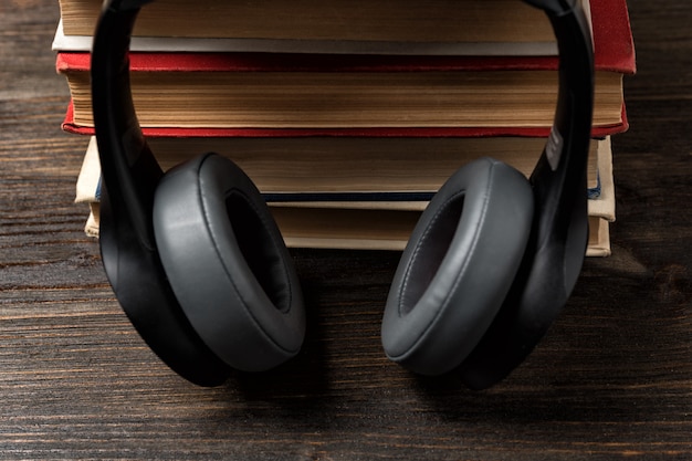 Livres et écouteurs. Apprendre à l'aide du concept de livres audio. Mémorisation rapide.