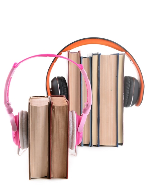 Livres et écouteurs comme concept de livres audio isolés sur blanc