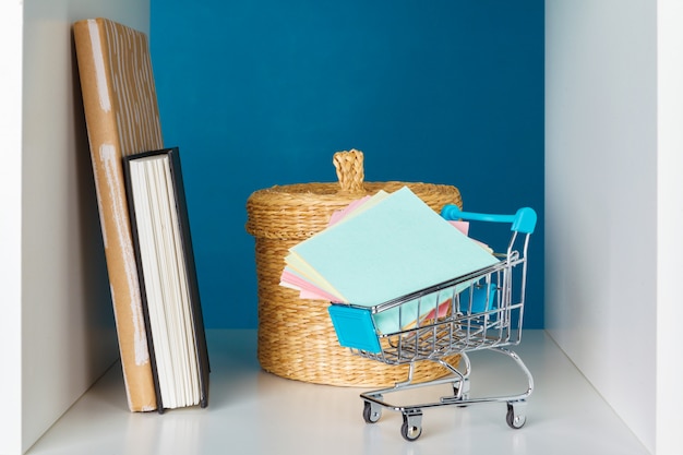 Livres sur une étagère en bois à la maison ou au bureau