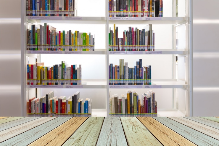 Photo livres sur étagère dans la salle de la bibliothèque, arrière-plan flou abstrait concentré.