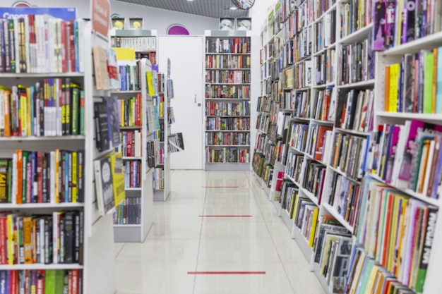 Livres sur des étagères dans un magasin. Un large assortiment de littérature.