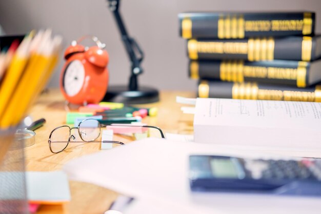 Des livres et des fournitures de bureau sur la table.