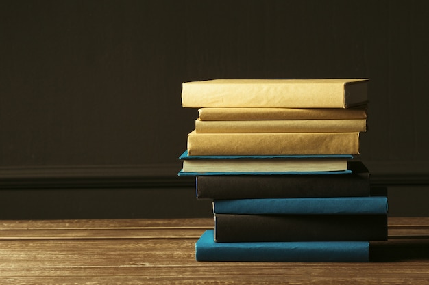 Livres gros plan sur une vieille table en bois