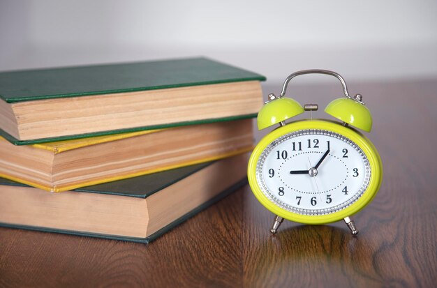 Livres et horloge sur table