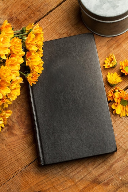 Livres et marguerites sur une table en bois