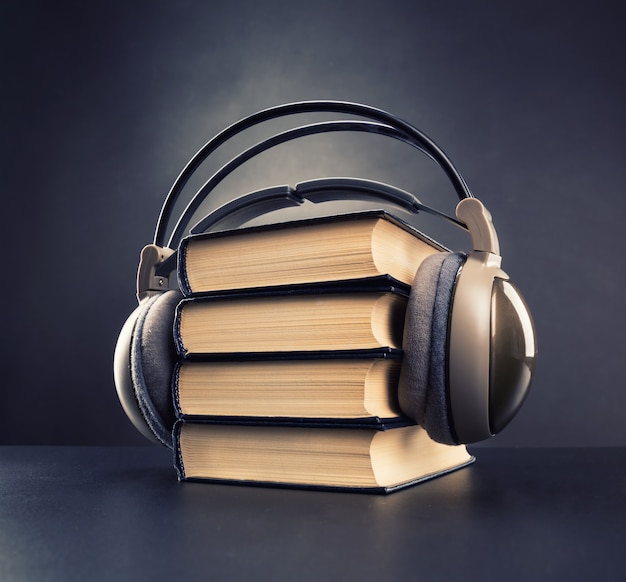 Livres noirs avec un casque dessus