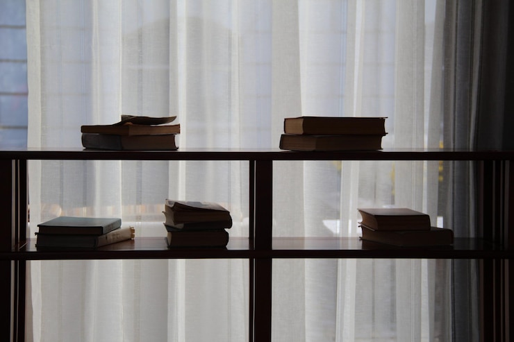 Photo livres de poésie sur une étagère en bois devant la fenêtre