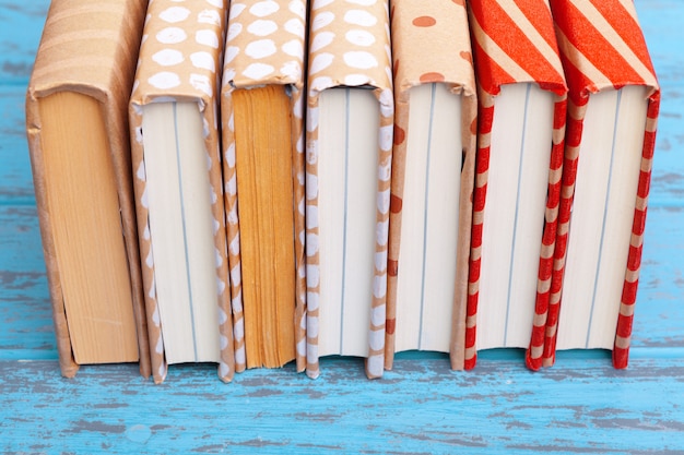 Livres sur une table en bois bleue