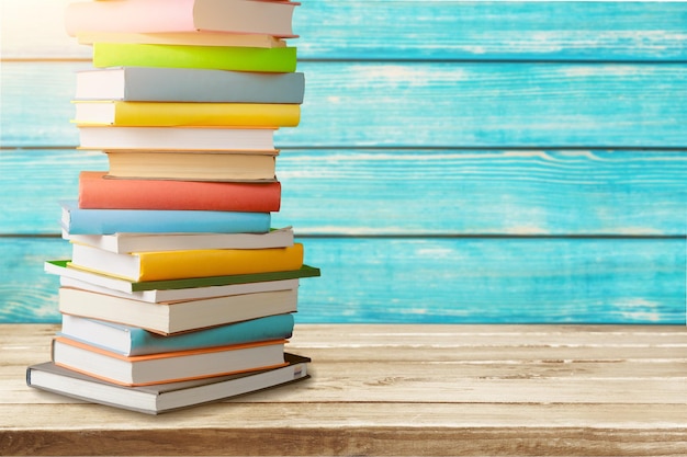 Livres sur table en bois.