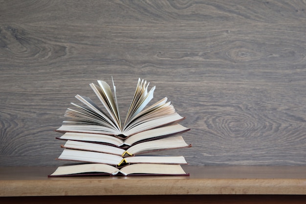 Livres sur une table en bois