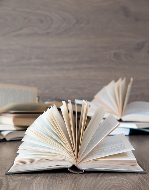 Livres sur une table en bois