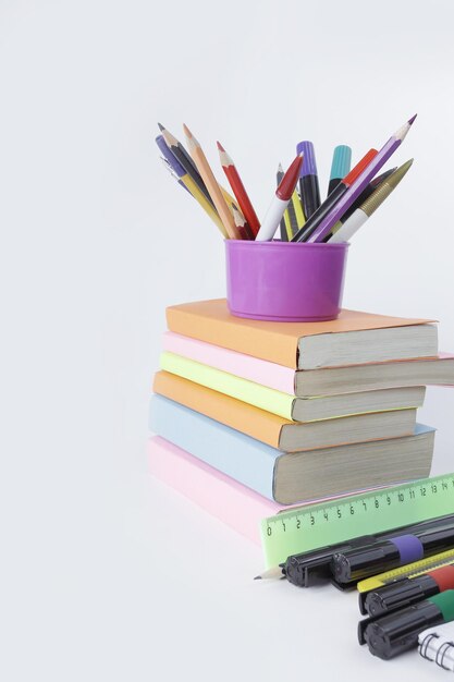 Livres et une variété de fournitures de bureau sur fond blanc phot