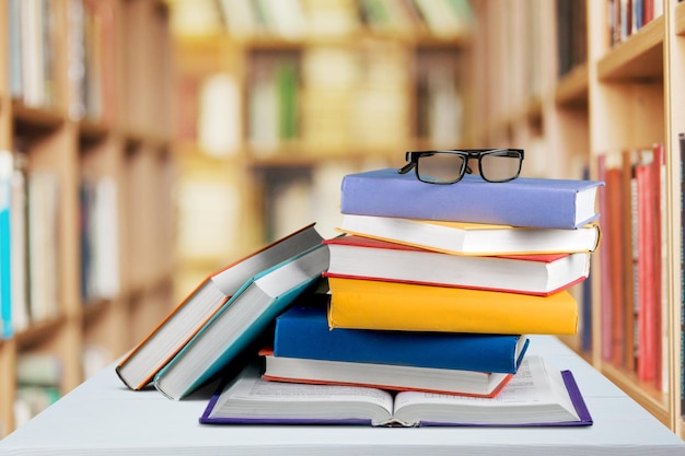 Livres et verres sur fond de table, gros plan