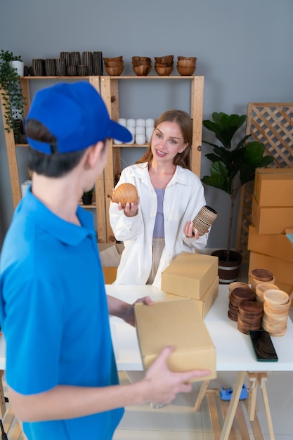 Le livreur apporte les marchandises achetées par le client et les livre au client