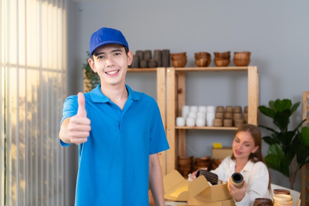 Le livreur apporte les marchandises achetées par le client et les livre au client