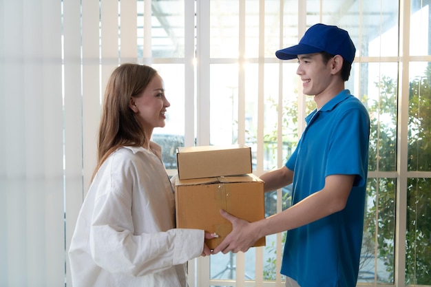 Le livreur apporte les marchandises achetées par le client et les livre au client