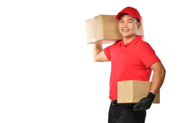 Livreur asiatique en uniforme rouge avec boîte en carton colis isolé sur blanc