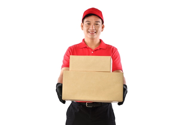 Livreur asiatique en uniforme rouge avec boîte en carton colis isolé sur blanc