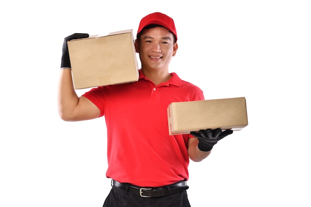 Livreur asiatique en uniforme rouge avec boîte en carton colis isolé sur blanc