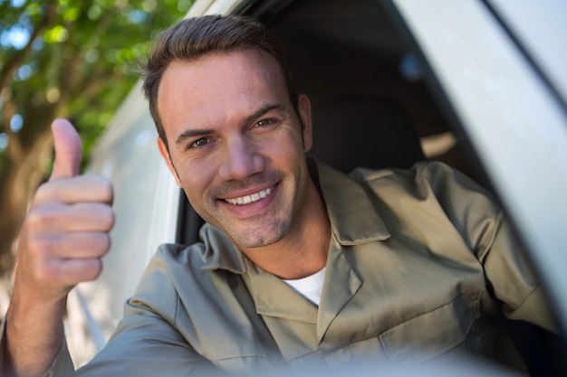 Livreur assis dans sa camionnette