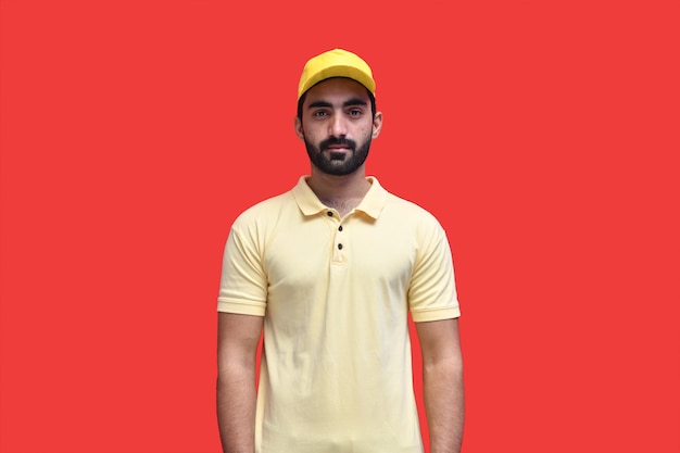 livreur avant look en t-shirt jaune sur fond rouge modèle pakistanais indien