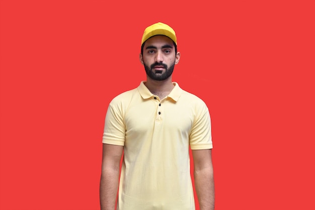 livreur avant look en t-shirt jaune sur fond rouge modèle pakistanais indien