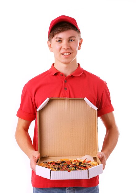 Livreur avec boîte à pizza en carton isolé sur blanc
