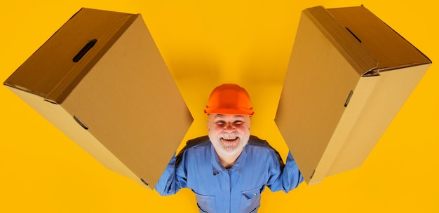 Livreur avec des boîtes en carton. Expédition. Livraison depuis la boutique. Homme barbu souriant avec boîte.