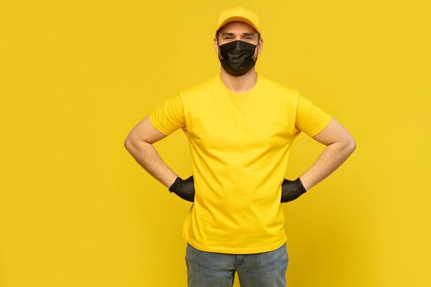 Livreur en bonnet jaune, uniforme de tshirt, gants de masque isolés