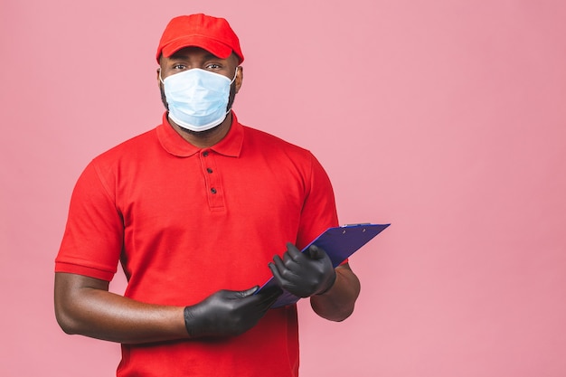 Livreur en bonnet rouge t-shirt blanc uniforme gants de masque stérile