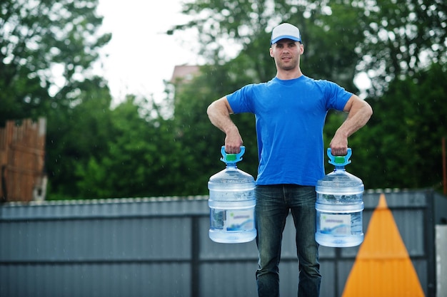 Livreur avec des bouteilles d'eau à portée de main.