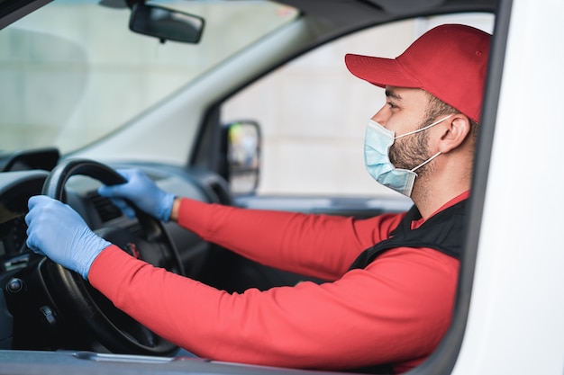 Livreur conduisant un camion van avec des colis aux clients - Focus sur le visage