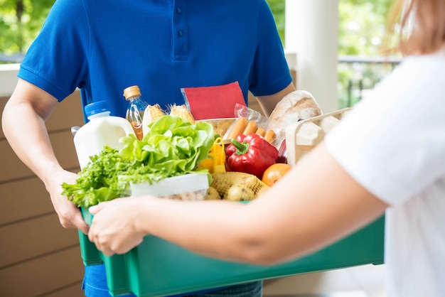 Livreur, épicerie, délievering, nourriture, à, a, femme, chez soi