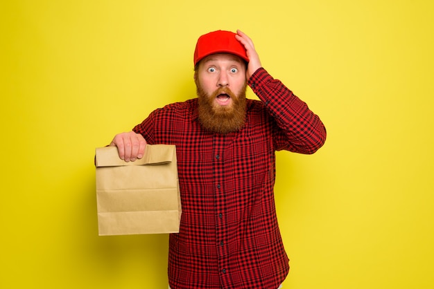 Livreur étonné avec chapeau et barbe