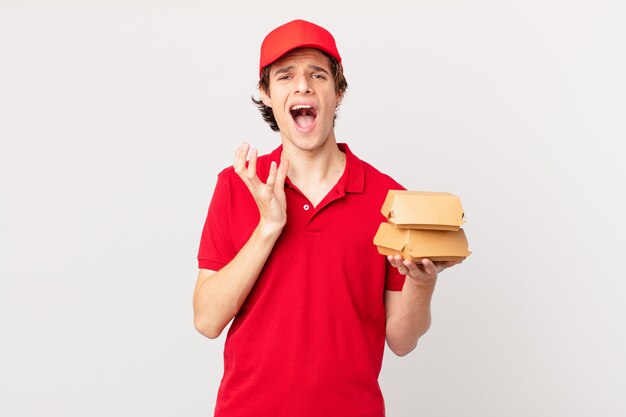 Un livreur de hamburgers a l'air désespéré, frustré et stressé