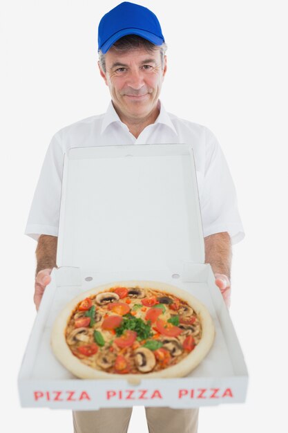 Livreur mature tenant une pizza