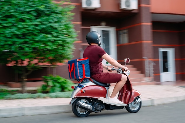 Livreur de nourriture sur une moto