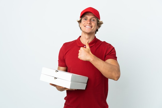 Livreur de pizza sur blanc isolé donnant un geste de pouce en l'air