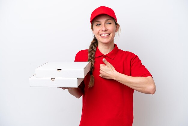 Livreur de pizza femme avec uniforme de travail ramasser des boîtes de pizza isolé sur fond blanc donnant un coup de pouce geste