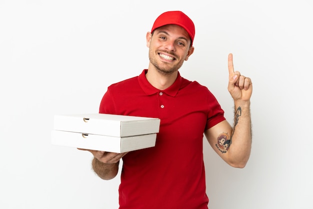 Livreur de pizza avec uniforme de travail ramassant des boîtes à pizza