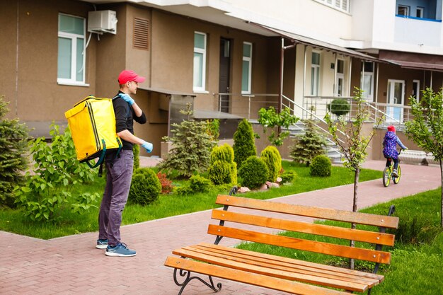 livreur de service de livraison de nourriture marchant dans la rue