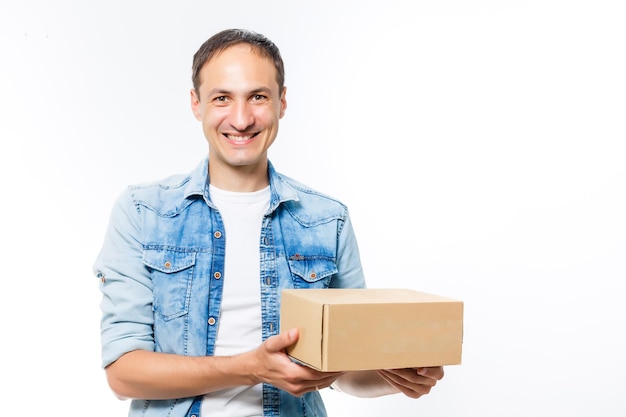 livreur souriant tenant un gros colis isolé sur blanc