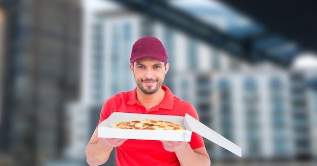 Livreur tenant une boîte à pizza