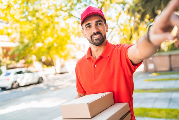 Livreur transportant des colis lors de la livraison à domicile